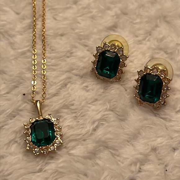 Vintage Gold Tone Simulated Diamonds & Emerald Pendant & Studd Earrings - Picture 2 of 7